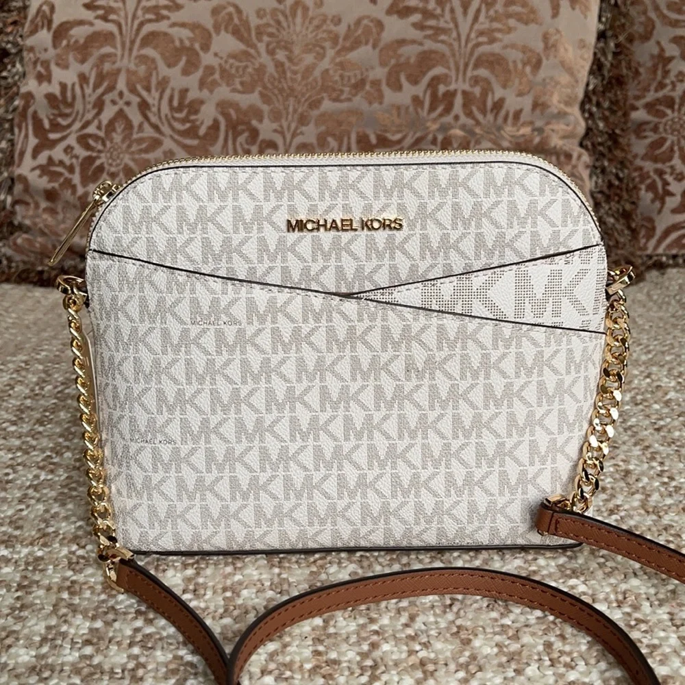 Michael Kors Jet Set Travel Medium Dome Crossbody